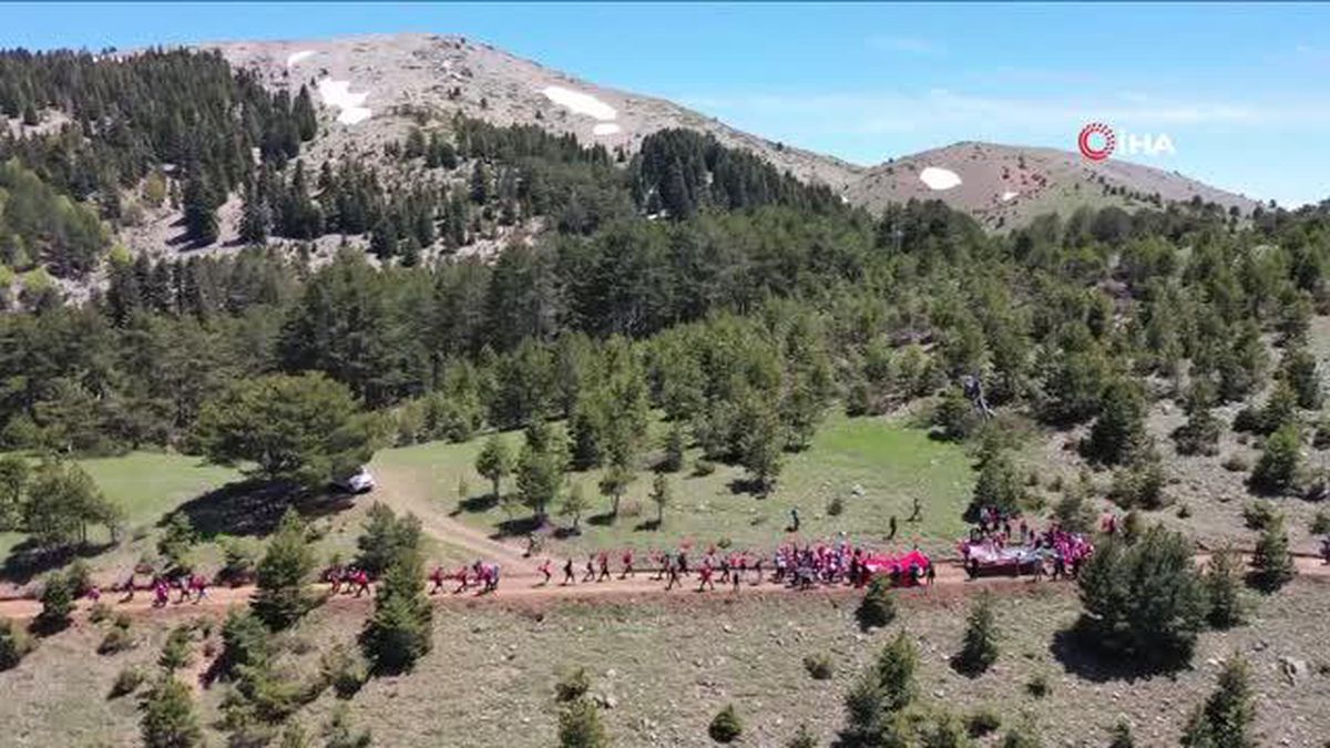 Amanosların zirvesi Keldaz Dağı'nda İstiklal Marşı'nı okudular