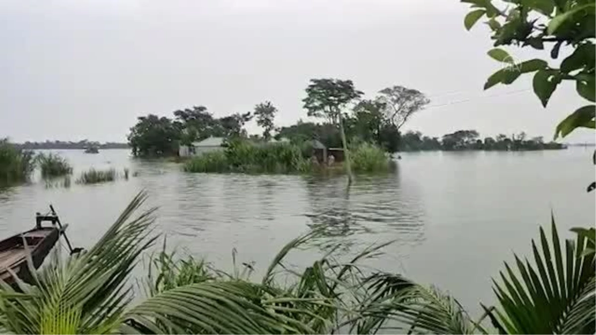 Bangladeş\'teki selde binlerce kişi evsiz kaldı