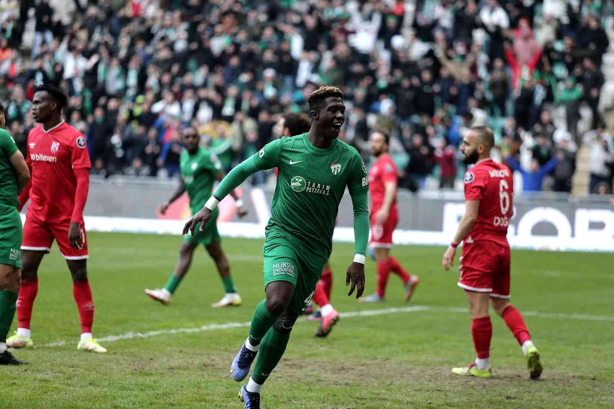 Bursaspor\'un Portekizli futbolcusu Joao Pedro takıma veda etti