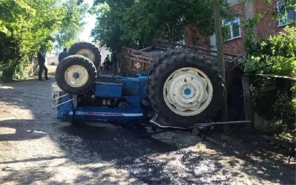 Devrilen traktörün altında kalan sürücü öldü