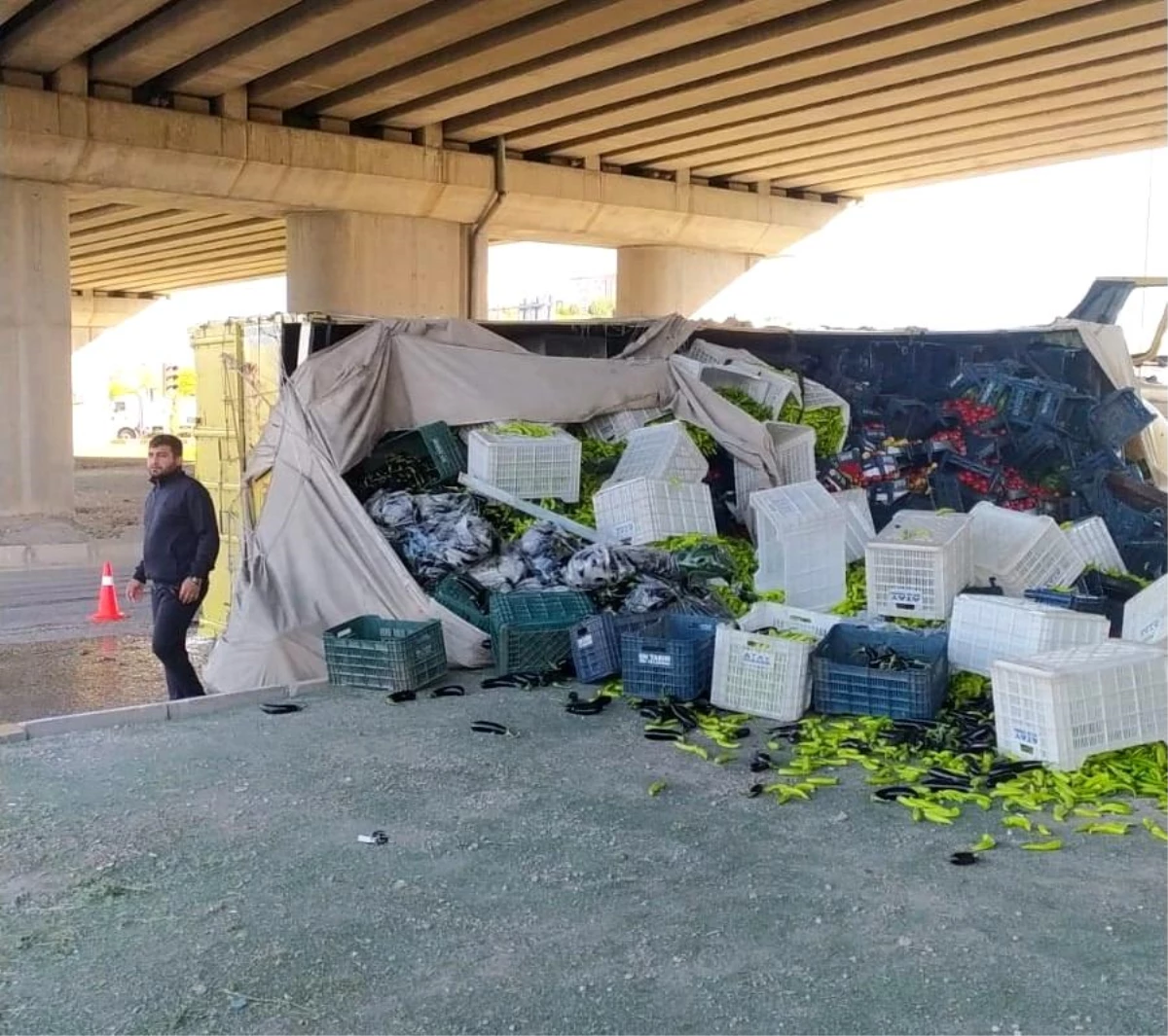 Elazığ\'da sebze yüklü kamyon devrildi: 3 yaralı