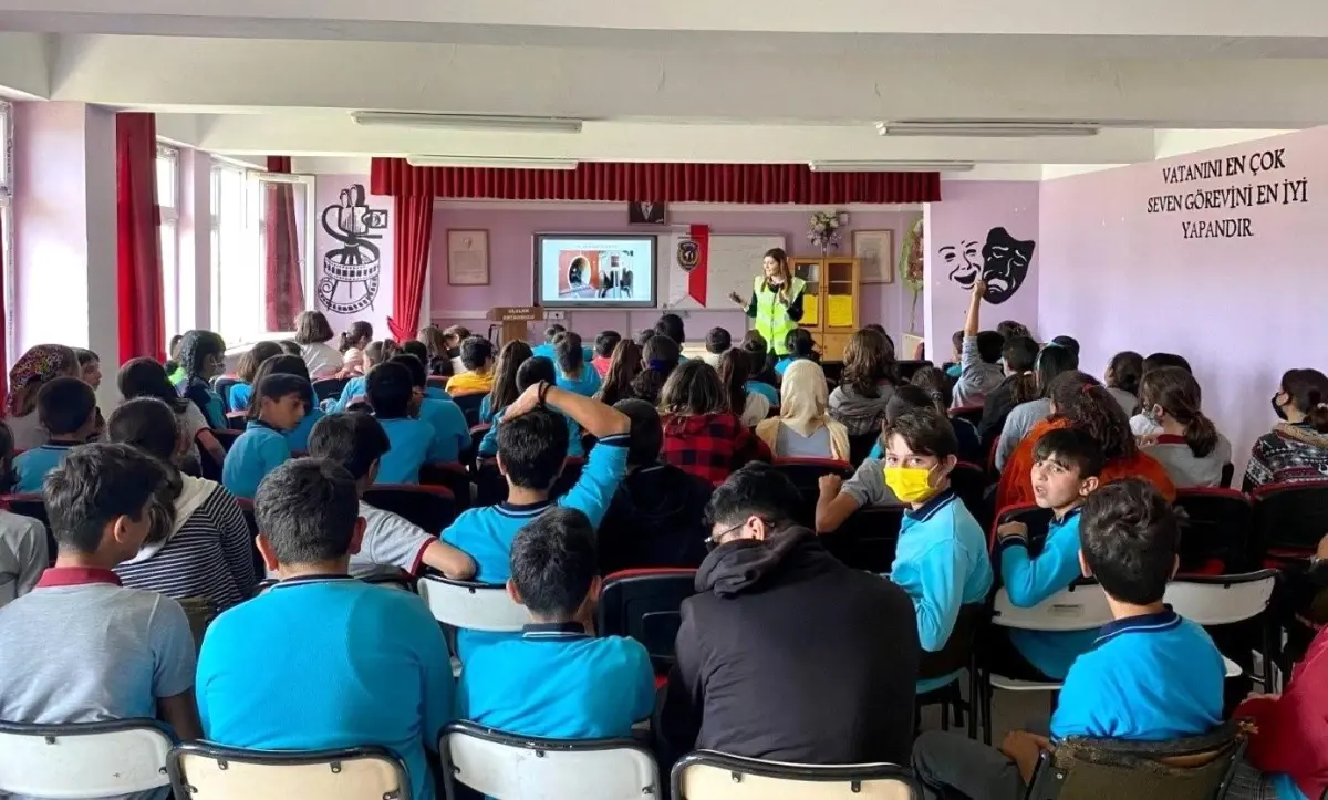"Güvenli Okul Güvenli Gelecek Projesinde" bilgilendirme faaliyetleri devam ediyor