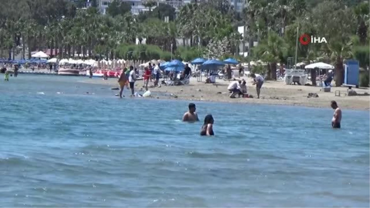 Hava sıcaklığı yükseldi, yerli ve yabancı turistler sahillere akın etti