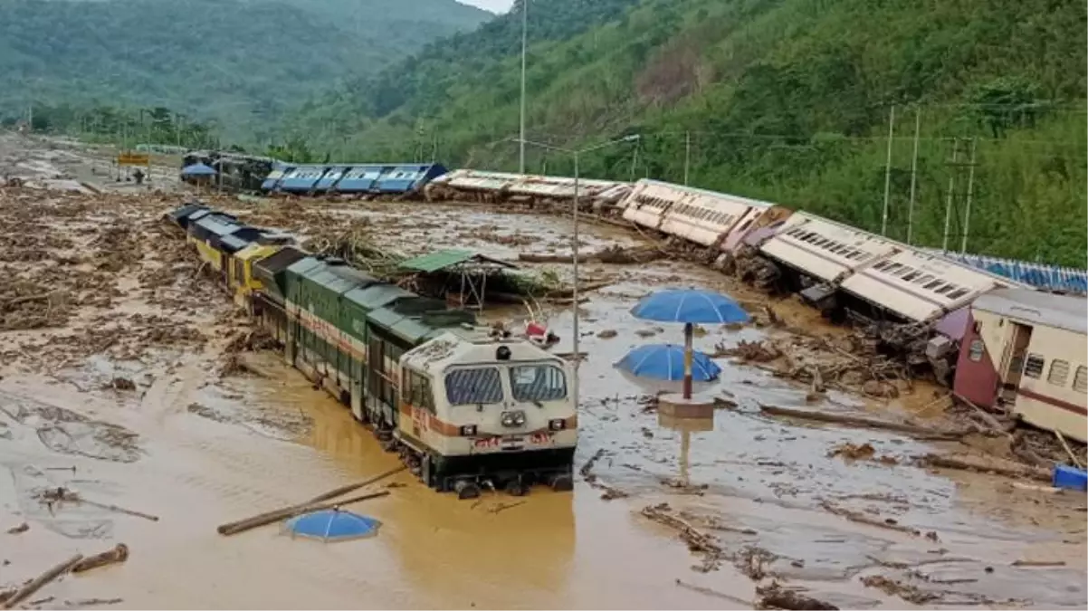 Hindistan ve Bangladeş\'te etkili olan sel, heyelan ve fırtına en az 57 kişinin hayatını kaybetmesine neden oldu!