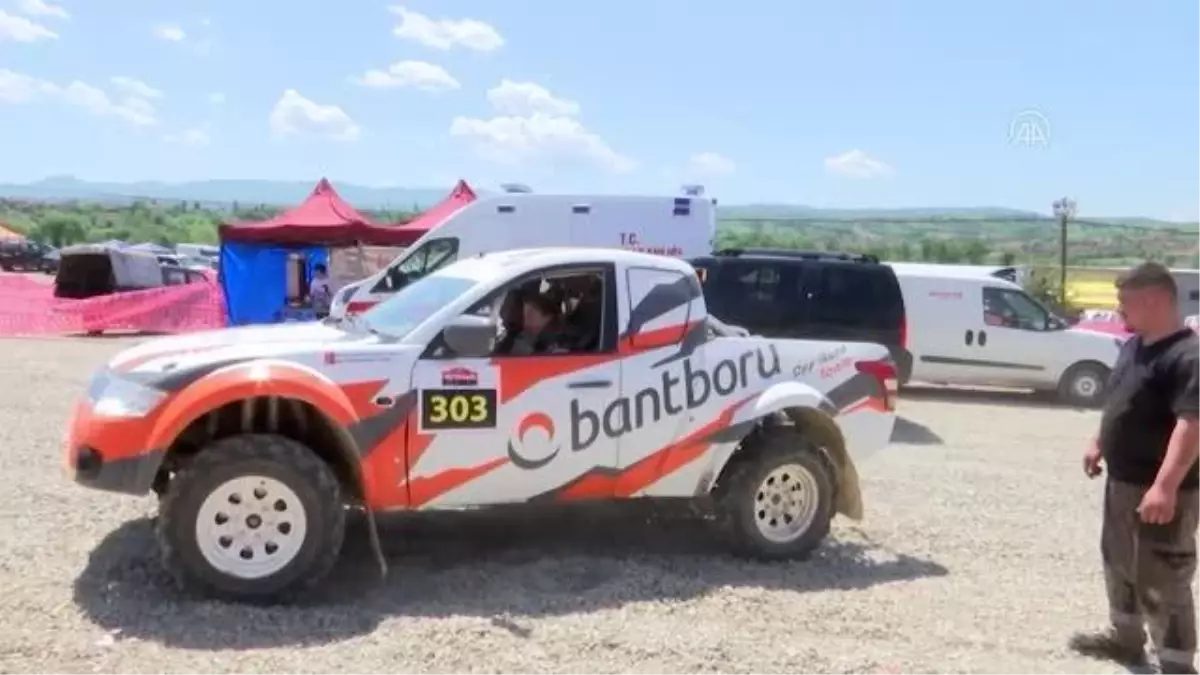 Kadın off-road pilotu ve yardımcı pilot eşi, yarışlara 16 aylık kızlarıyla katılıyor