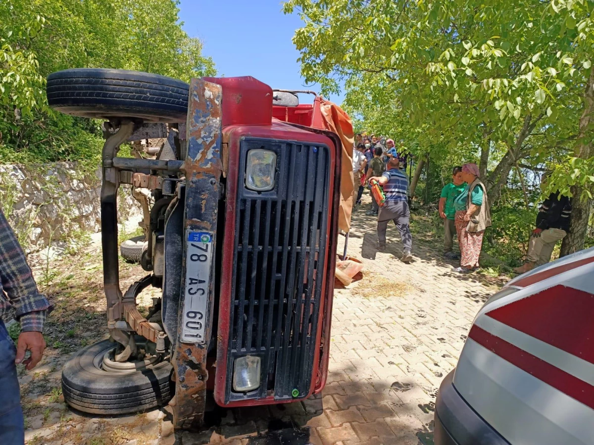 Karabük\'te devrilen kamyonetteki 4 kişi yaralandı