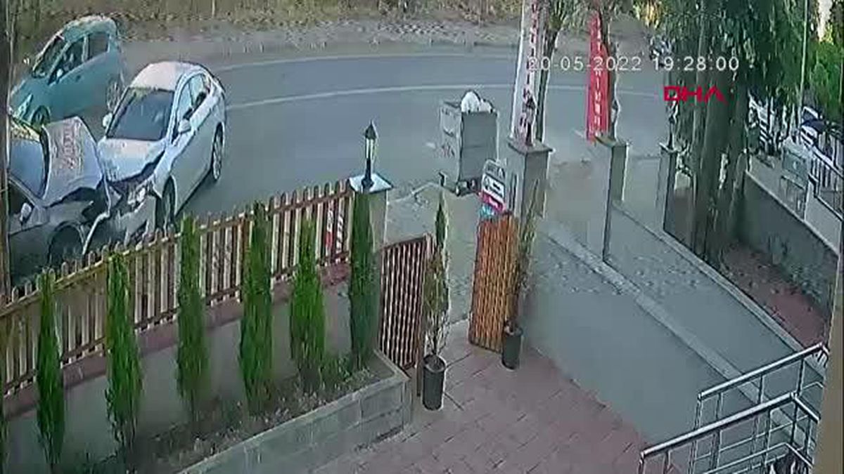 KARTAL'DA TEDBİRSİZ DÖNÜŞ KAZASI