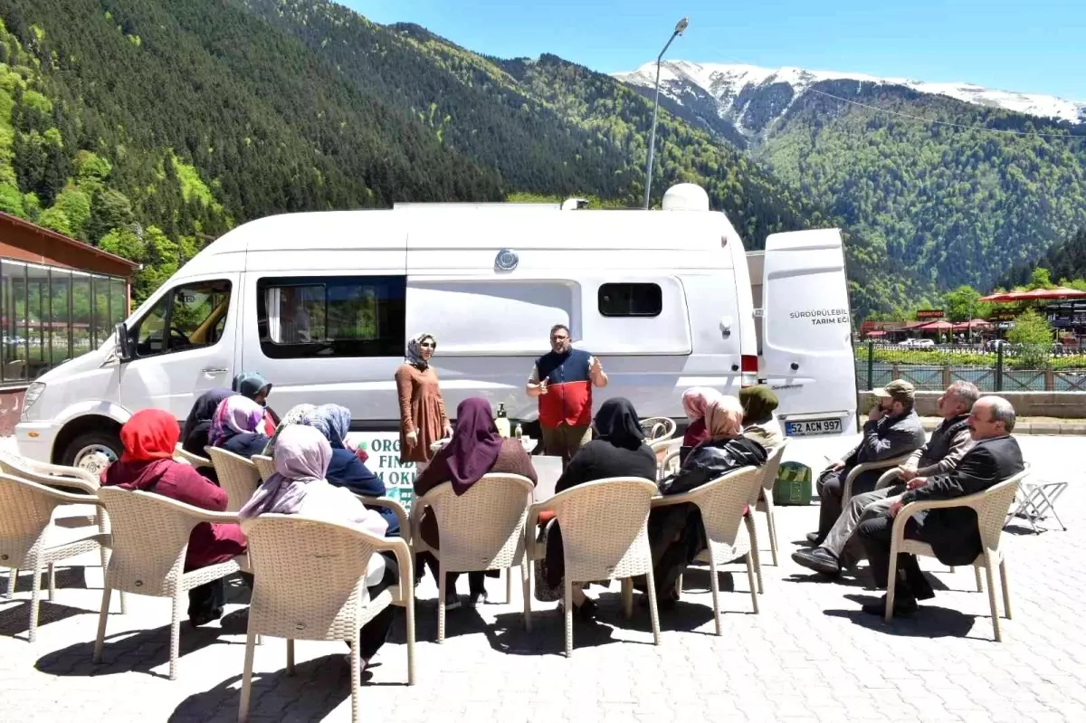 Köyleri gezerek üretici kadınlara organik tarım eğitimi veriyor