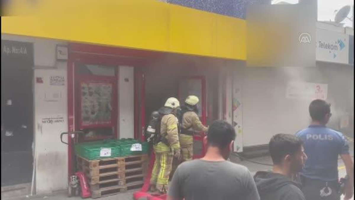 Küçükçekmece\'de marketin deposunda çıkan yangın söndürüldü