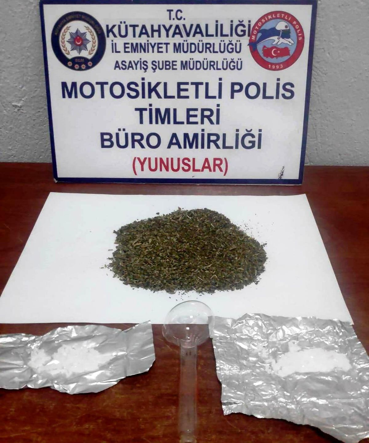Kütahya\'da "Dur" ihtarına uymayan araçta uyuşturucu ele geçirildi