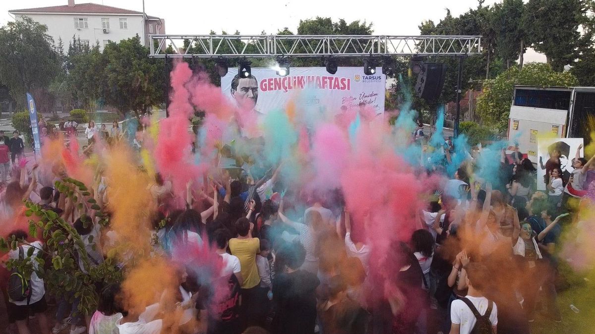 Mersin'de 'Renk Festivali' düzenlendi