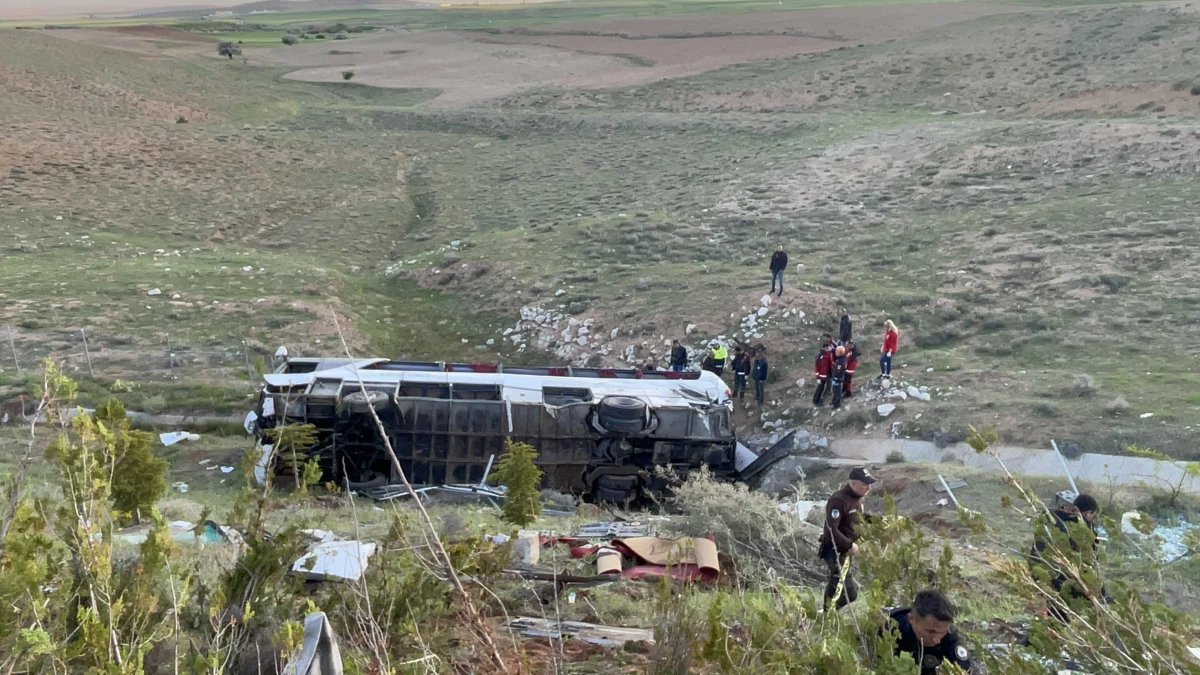 Niğde\'de otobüsün devrilmesi sonucu 3 kişi öldü, 41 kişi yaralandı