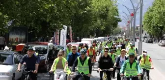 Onlarca bisikletçi bağımlılığa karşı pedal çevirdi