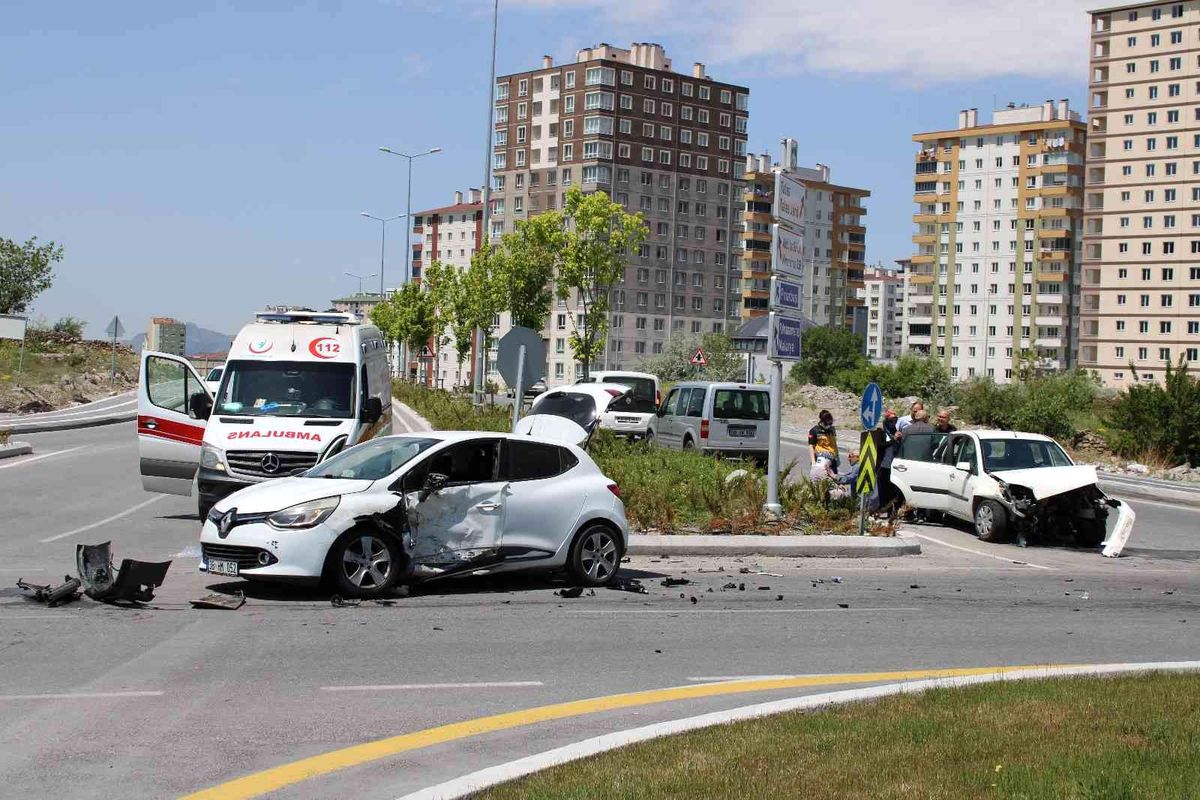 Otomobiller çarpıştı: 4 yaralı