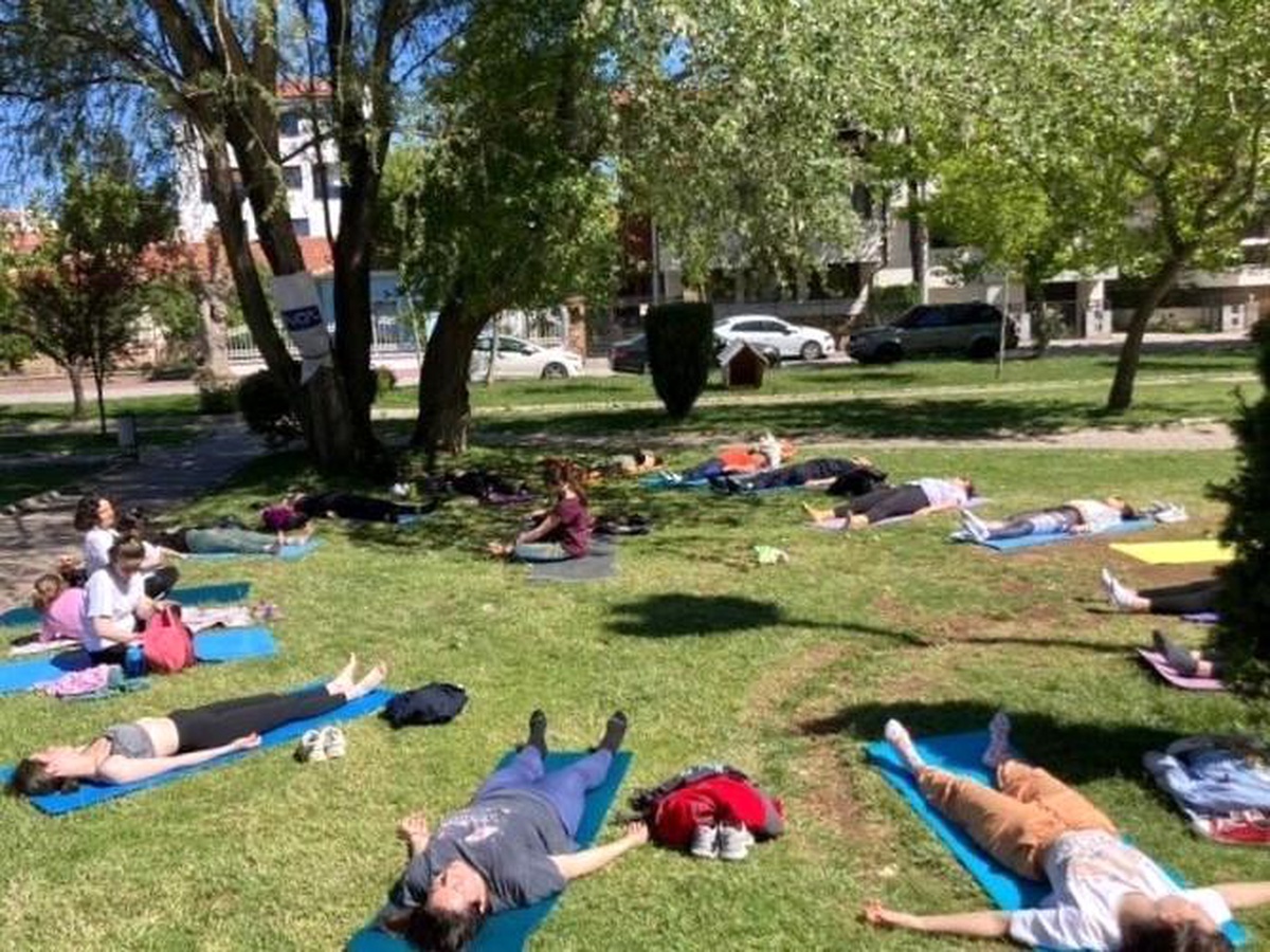 Parkta düzenlenen ücretsiz yoga etkinliği yoğun ilgi gördü