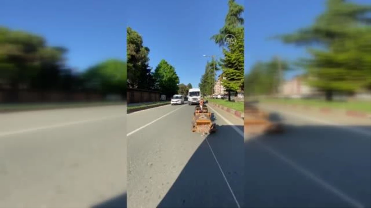 Rizeli iki kuzen tahta arabayla trafikte çektikleri görüntüyü sosyal medyada paylaştı