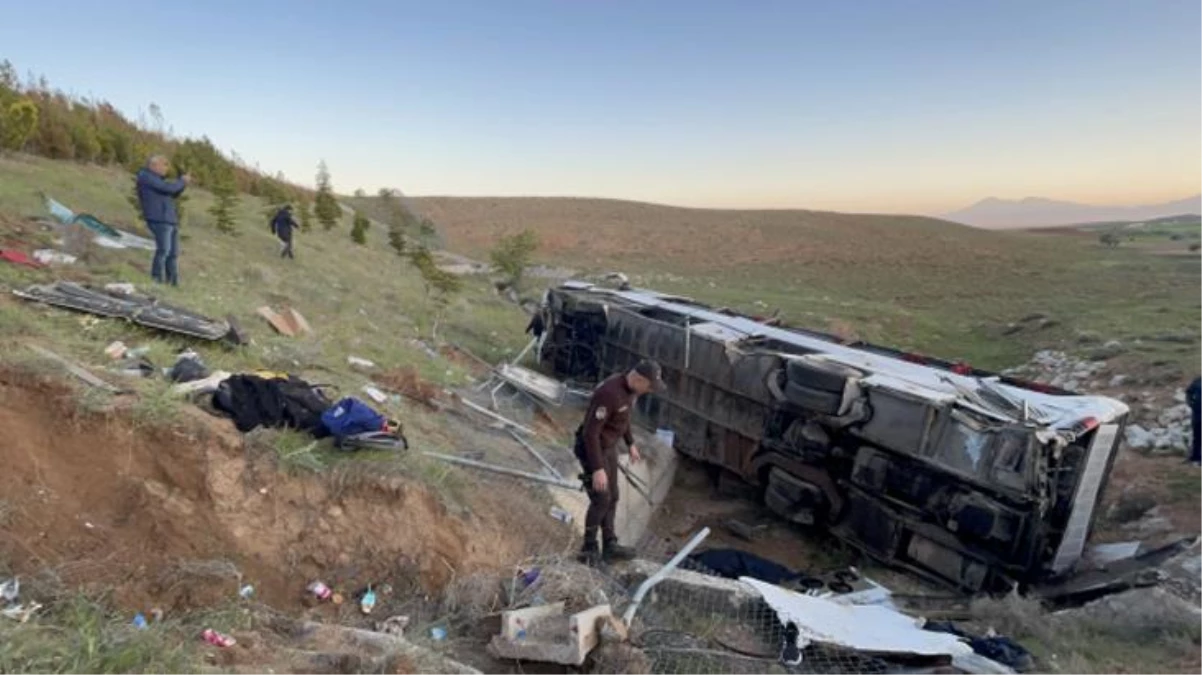 Niğde\'de kaza! Üniversite öğrencilerini taşıyan otobüs devrildi! 2 kişi hayatını kaybetti, 42 kişi ise yaralandı