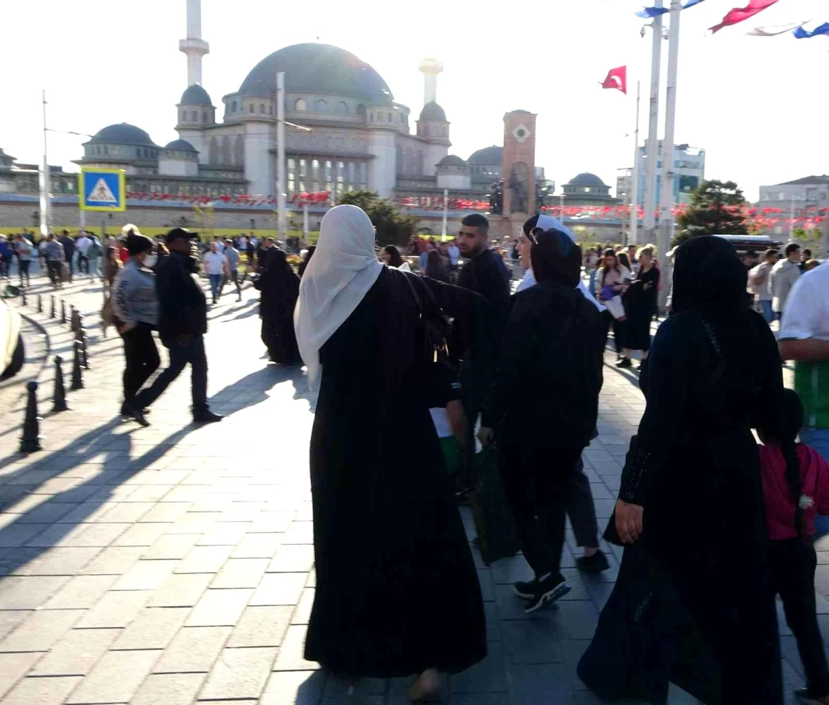 Taksim\'de turist avcısı dilenciler kameraya yakalandı