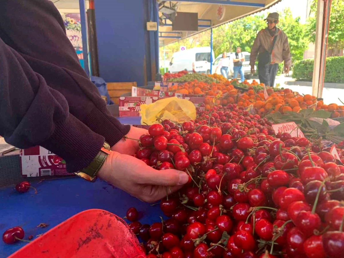 Yaz mevsiminin habercisi kiraz tezgahlarda yerini aldı