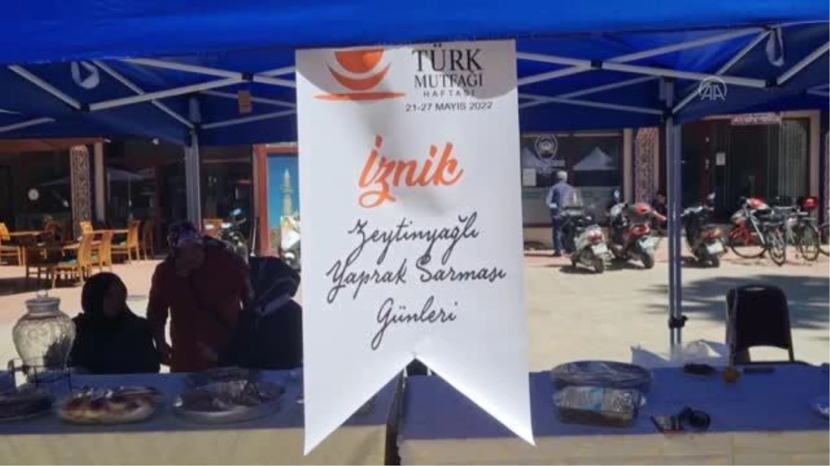 Yerli ve yabancı turistler zeytinyağlı yaprak sarmasının tadına baktı