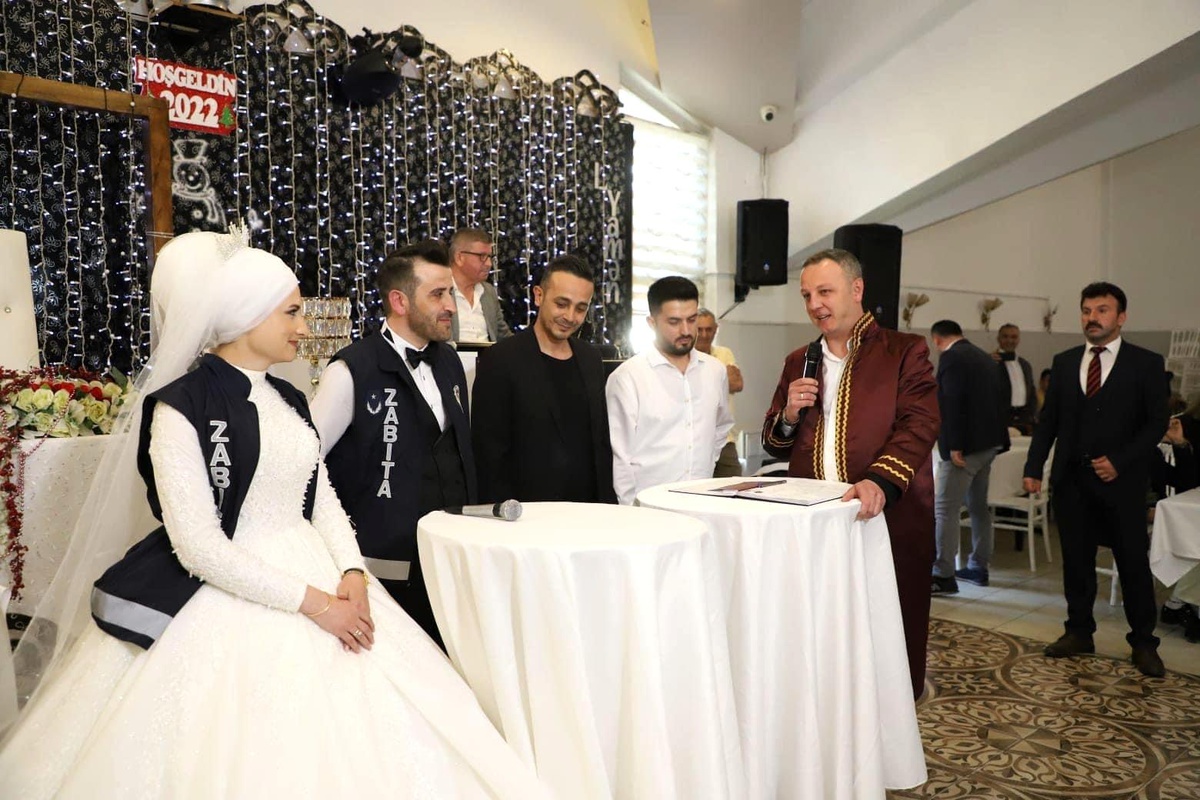 Zabıta yeleği ile nikahlarını kıydılar