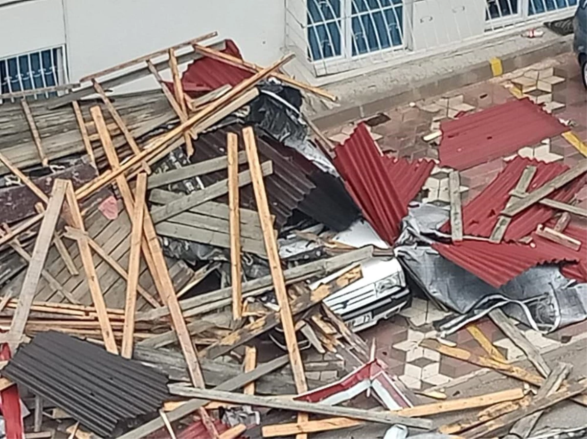 Ankara\'da fırtınada uçan çatı araçların üzerine düştü