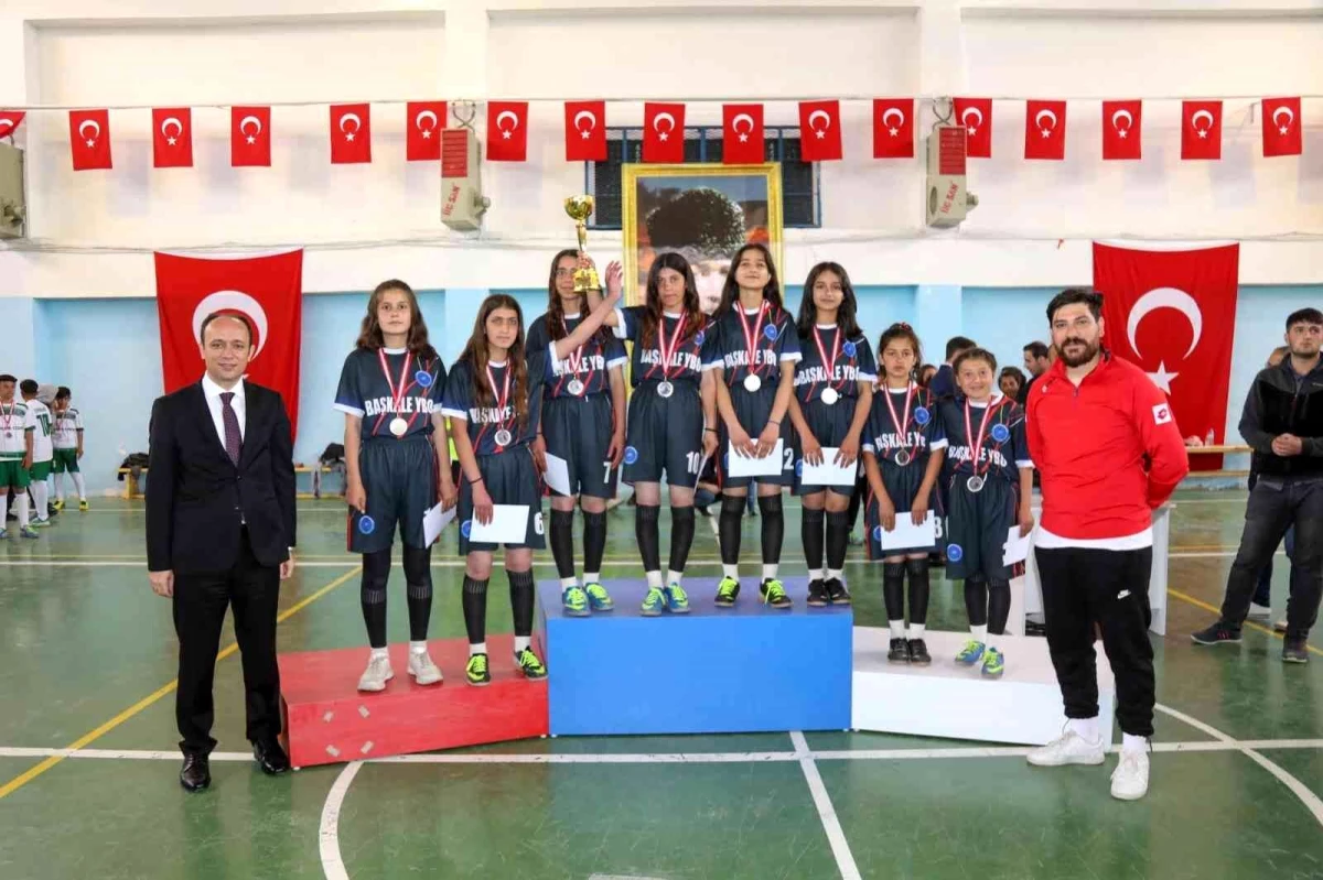 Başkale\'de \'Ortaokullar Arası Futsal Turnuvası\' tamamlandı