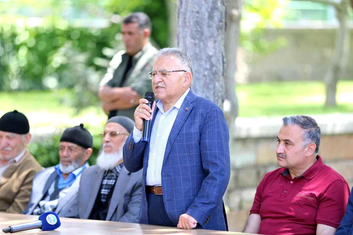 Başkan Büyükkılıç, Talas Gençlik Merkezi\'nde gençler ve veliler ile buluştu