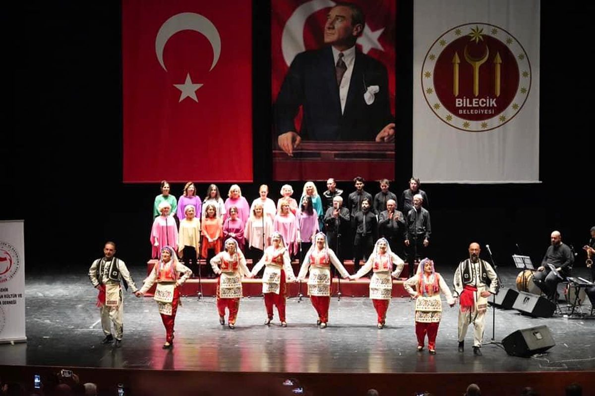 Bilecik'te Rumeli Ezgileri Korosu ve Balkanika Halk Oyunları Gösterisi düzenlendi