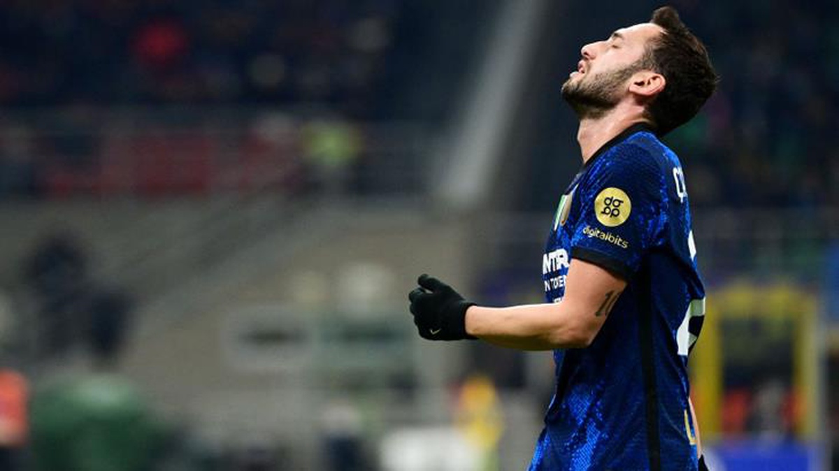 Milli futbolcunun kaçırdığı şampiyonluklarda dikkat çeken detay! İtalya\'da gündem "Hakan Çalhanoğlu laneti"