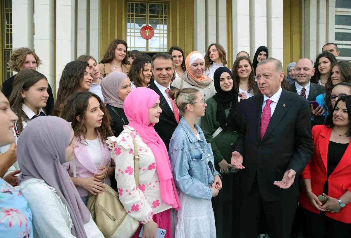 Cumhurbaşkanı Erdoğan, Novi Pazar Türk Kültür Merkezi öğrencilerini kabul etti
