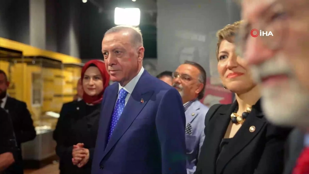 Cumhurbaşkanı Erdoğan, Türk Müziği Tarihi Sergisi\'nde eşyaları bulunan sanatçı aileleriyle sohbet etti