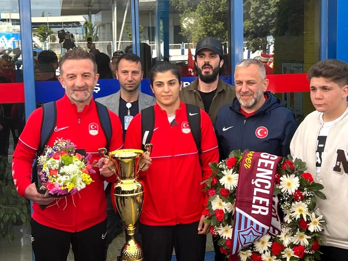 Dünya şampiyonu Busenaz Sürmeneli Trabzon\'a mehteranla karşılandı