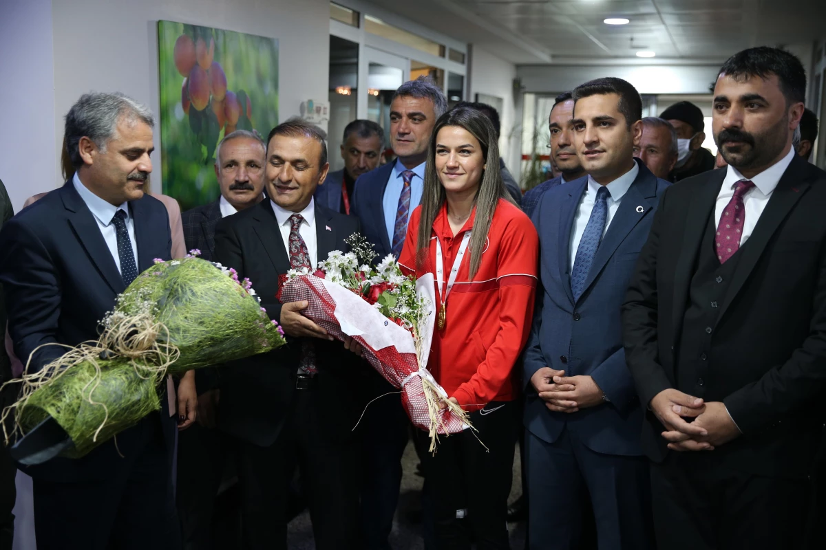 Dünya şampiyonu milli boksör Hatice Akbaş, memleketi Malatya\'da coşkuyla karşılandı Açıklaması