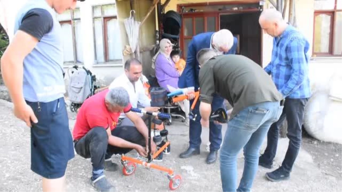 Engeli nedeniyle yürüyemeyen çocuğa tekerlekli yürüteç hediye edildi