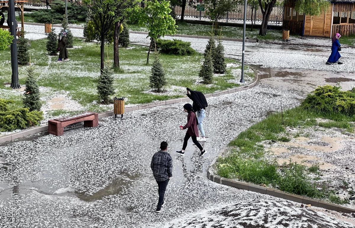 Erzurum\'da aniden bastıran dolu vatandaşlara zor anlar yaşattı