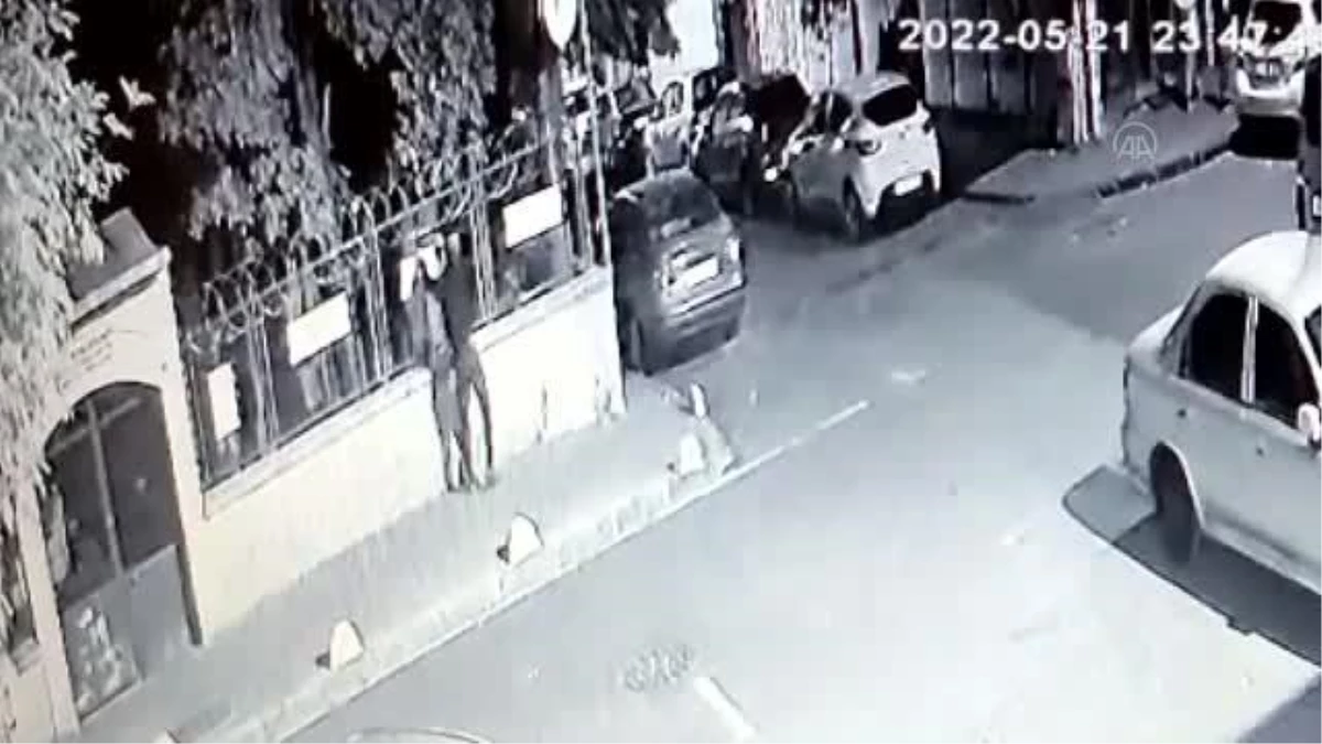 Fatih'te cami duvarındaki hadis-i şerif yazılı kağıtları yırtan şüpheli kaçtı