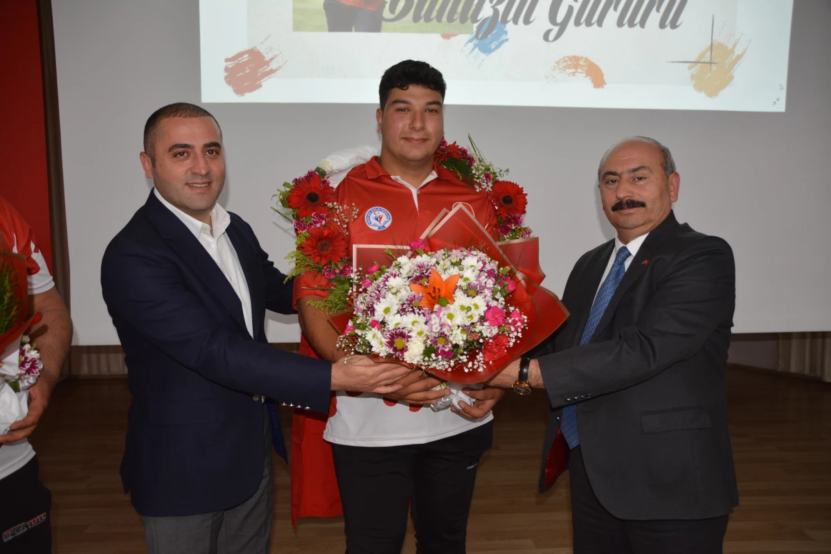 Gymnasiade 2022\'de altın madalya kazanan Ali Peker\'e memleketinde coşkulu karşılama