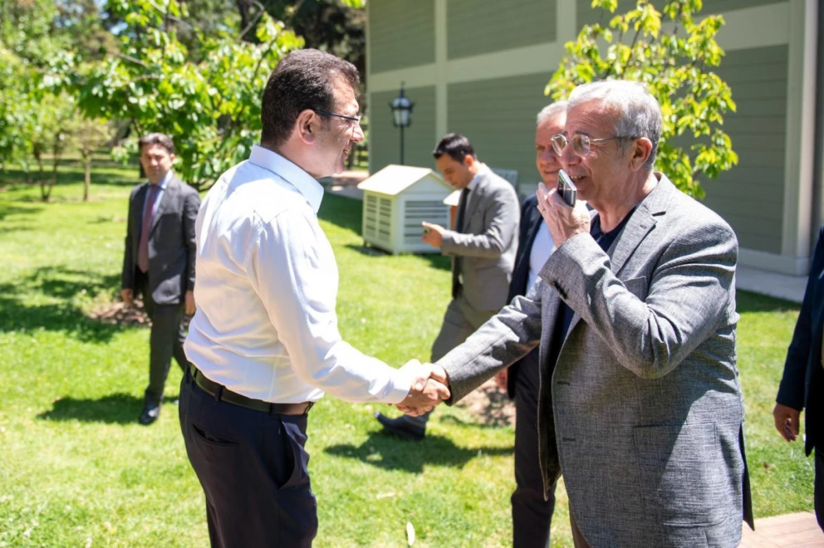 Mitinge birlikte gittikleri halde "tokalaşmadıkları" haberleri yapıldı: İşte İmamoğlu ve Yavaş\'ın miting öncesi buluşması