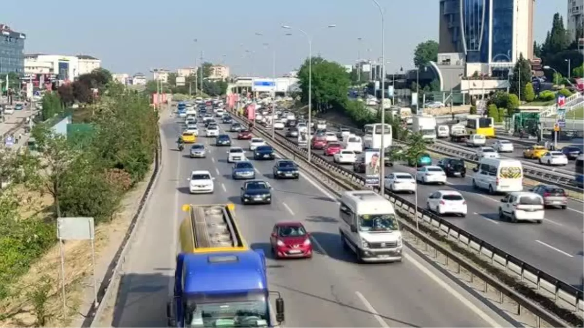 İstanbul\'da haftanın ilk gününde trafik yoğunluğu yaşanıyor