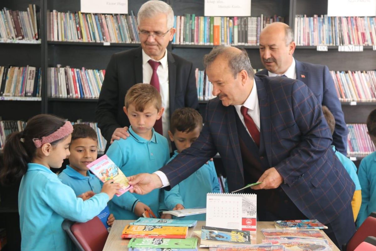 Kütahya\'da emekli kütüphaneciden 6 okula kitap desteği