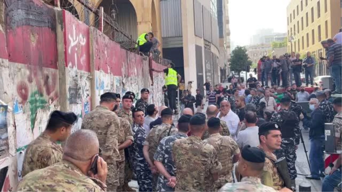 Lübnan\'da Meclis binasının etrafını çevreleyen güvenlik duvarları kısmen kaldırıldı