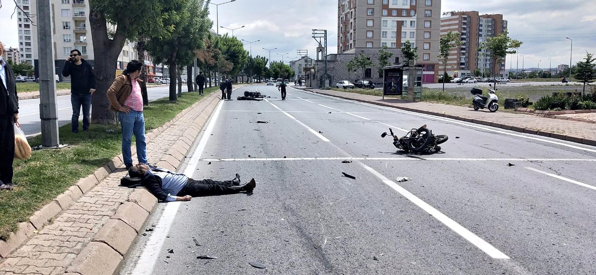 Motosikletler çarpıştı, ortalık savaş alanına döndü: 2 yaralı