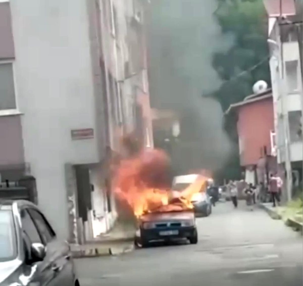 Park halindeki otomobil alev alev yandı