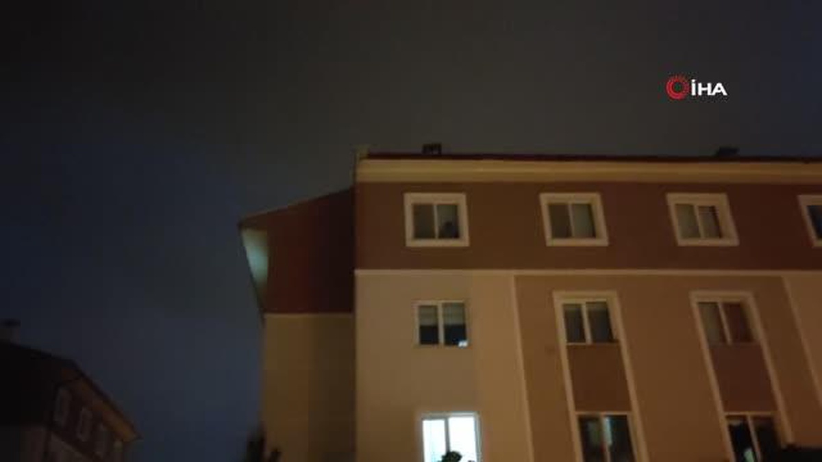 Rüzgarda uçan çatı kağıt gibi katlandı: 1 yaralı