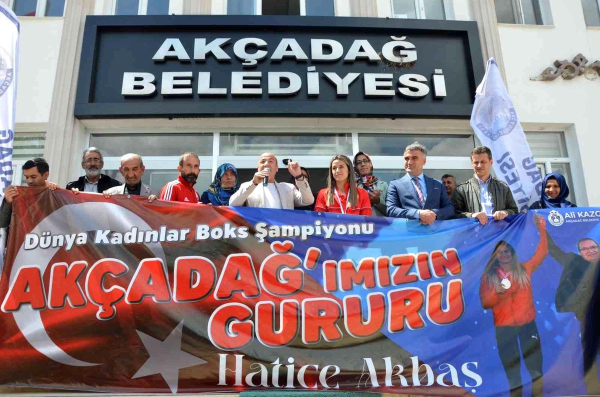 Şampiyon Akbaş, Akçadağ'da coşkuyla karşılandı