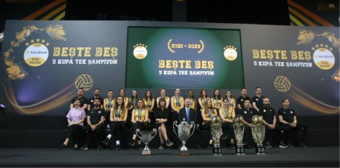 Sezonu 5 kupa ile kapatan VakıfBank, basınla buluştu