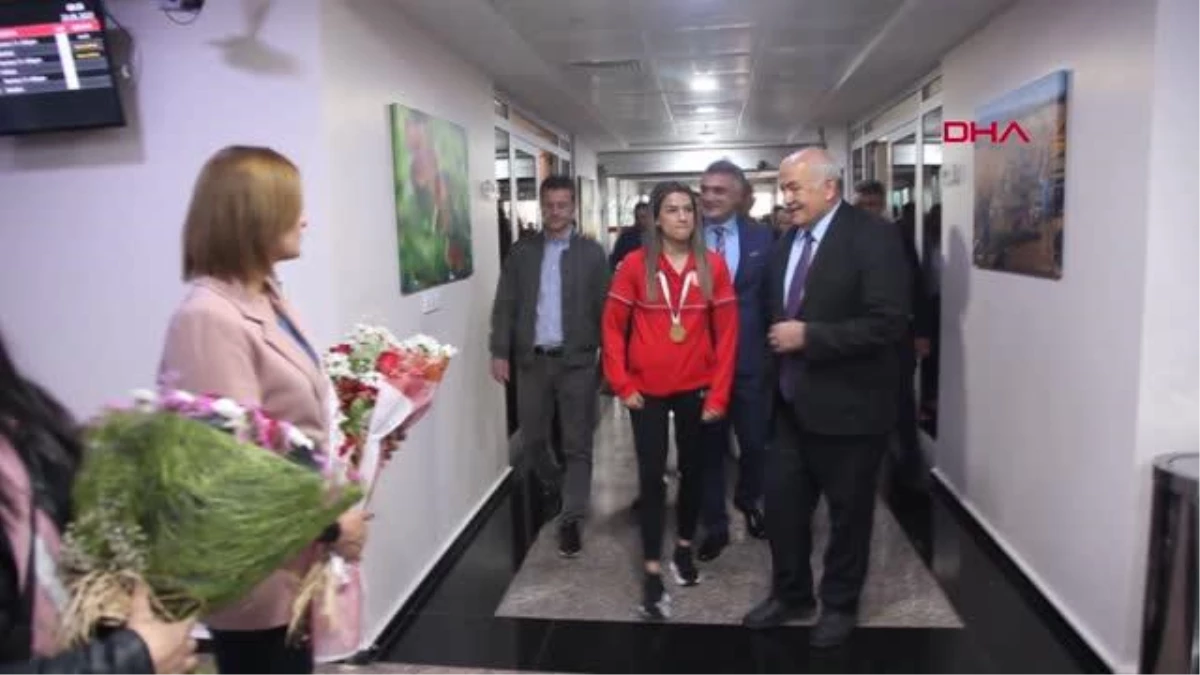 SPOR Dünya Boks Şampiyonu Hatice Akbaş, Malatya\'da coşkuyla karşılandı