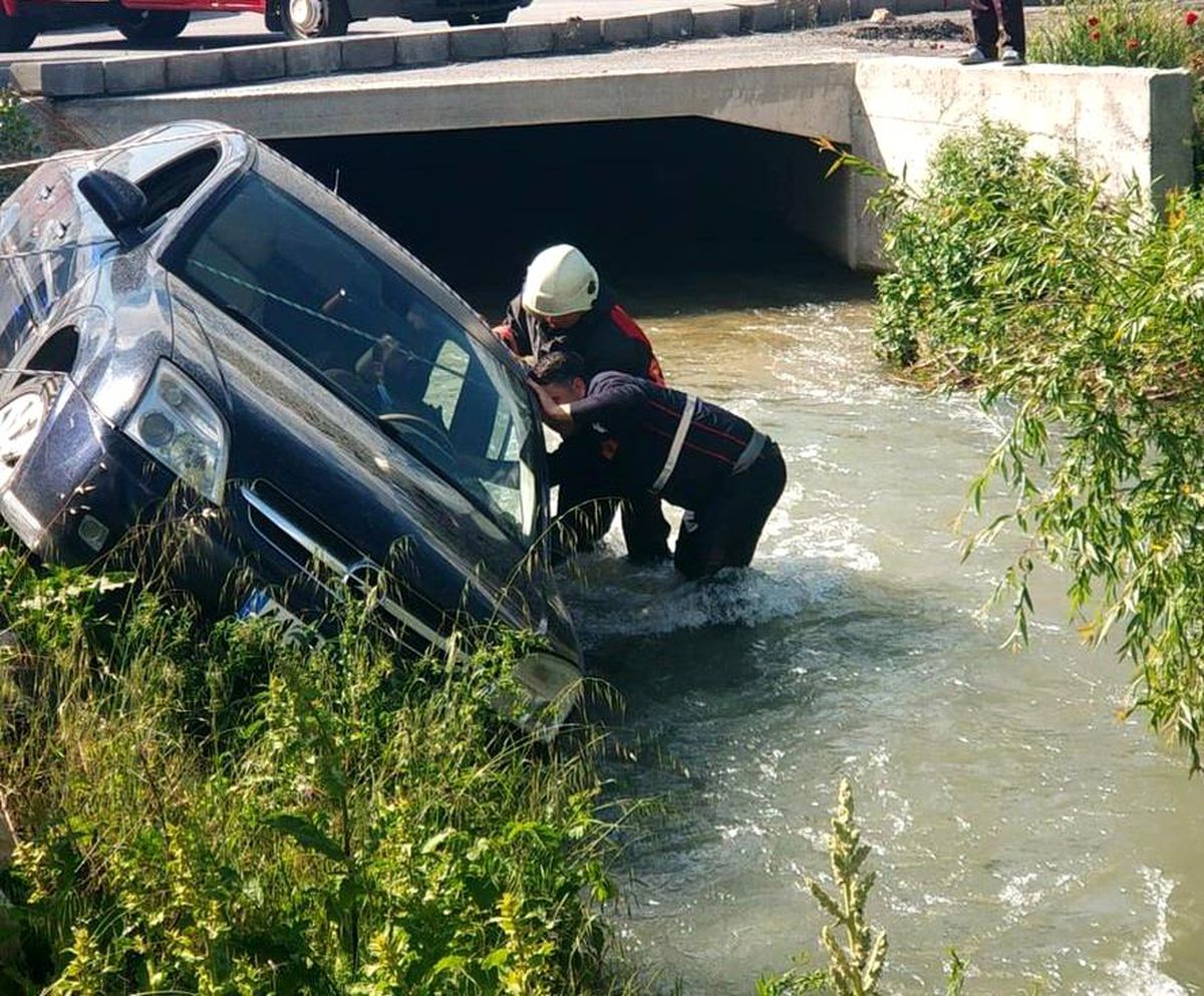 Sulama kanalına devrilen aracın sürücüsü yaralandı