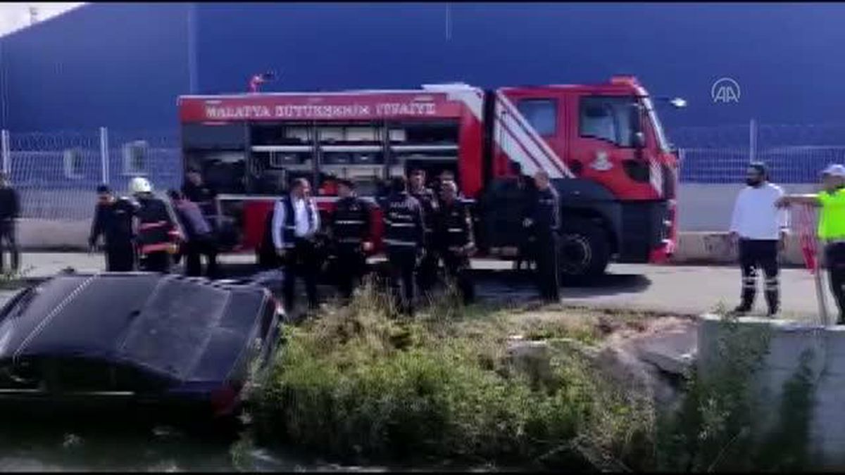 Sulama kanalına devrilen otomobilin sürücüsü yaralandı